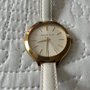Never worn NWOT White Michael Kors leather watch w gold face. 🥰